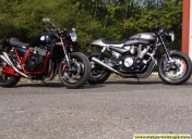 Deux splendides café-racer (Kawasaki ZRX et Yamaha XJR)