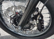 Cerclage et moyeu en époxy noir (+ rayonnage inox refait) Disque grand modèle Wave et étrier 6 pistons taillé masse