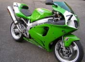 ZX7-R silencieux en position SBK pour Paris Nord motos