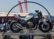 Exposition sur le stand Honda au festival café racer