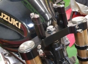 Usinage du té supérieur / montage d'une fourche inversée de GSXR