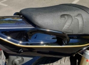 Selle recouverte en skai noir satiné avec sur-coutures du N° 21 