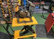 Moteur sur la table d'opération !