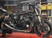 Une grande étape de terminée, la voici sur ses roues. Début des finitions.