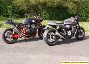 Deux splendides café-racer (Kawasaki ZRX et Yamaha XJR)